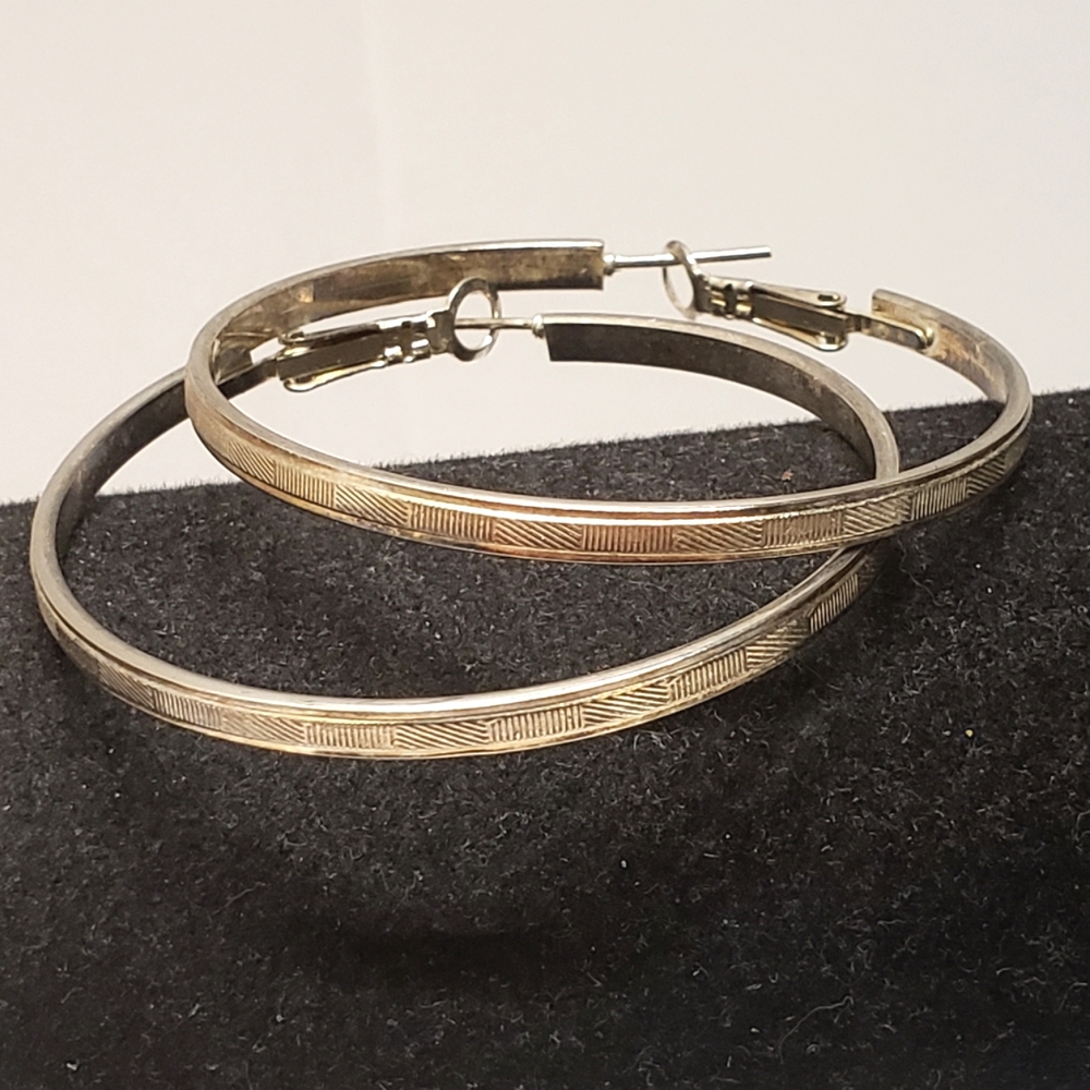 Vintage Silver Tone Textured Line Design Hoop Earrings Medium Hoops - Picture 2 of 7
